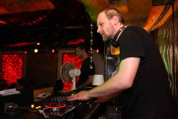 AfterShowParty mit DJ Pauli (Querbeat von Rock bis Elektro bis Funk)